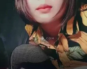 Bé Chuppy vừa ôn bài vừa móc bím hồng