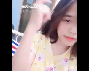 Bé gái quay clip thủ dâm gửi cho ny