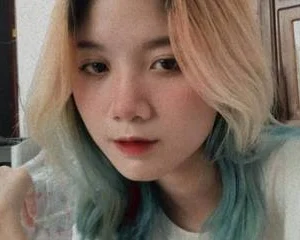 Bé Nhung tập làm cosplay công chúa