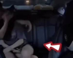 Clip: Cặp đôi ăn hàng trên xe taxi.