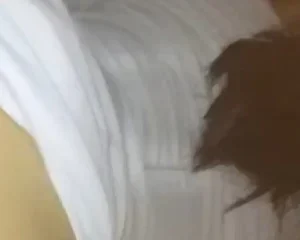 Clip: Em kính cận, áo dài, mông to