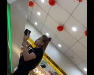 Clip: Quay lén lọt khe em nhân viên TGDĐ.