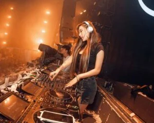 Clip Sex Nữ DJ này từng cực nổi tiếng và dính vào một vụ lùm xùm vì có clip nhún nhảy 12p