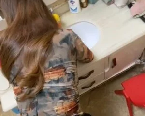 Doggy em áo dài từ nhà tắm ra ngoài