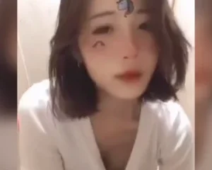 Em gái áo trắng mặt xinh khoe body mlem