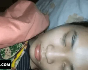 Em gái đang ngủ thì anh trai mò vào phòng và cái kết