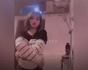 Em gái vừa tắm vừa show hàng căng đét
