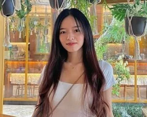 Em hơi gầy gò nhưng được cái địt khỏe