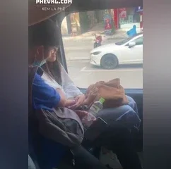 Quay lén cặp đôi sinh viên móc vú nhau trên xe buýt