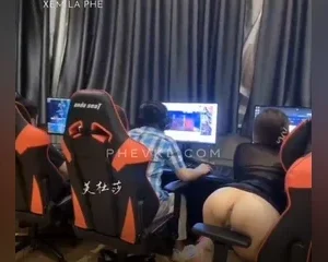 Show bướm trong quán net bị 2 anh zai đục cho thủng bướm nước nôi tung tóe