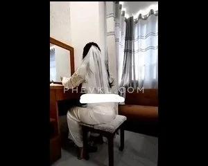 Siêu phẩm Trước giờ cưới anh họ lẻn vào phòng cô dâu và địt cô dâu khi còn đang đeo voan trùm tóc.