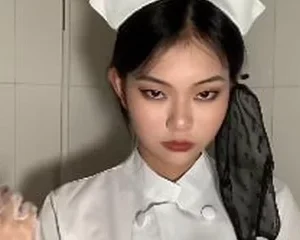 Thấy bảo cô y tá này đang hot lắm à anh em