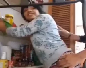 Vụng trộm với e vợ ở dưới bếp
