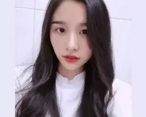 Xuân Mai (Ellie) dù có ny nhưng vẫn nhún nhảy với bạn thân trong nhà nghỉ