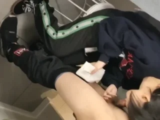 Tổng hợp những clip sex học sinh chịch nhau trong Toilet công cộng – Viet69