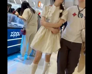 Clip: Dưới váy gái xinh khi đi cùng bạn trai